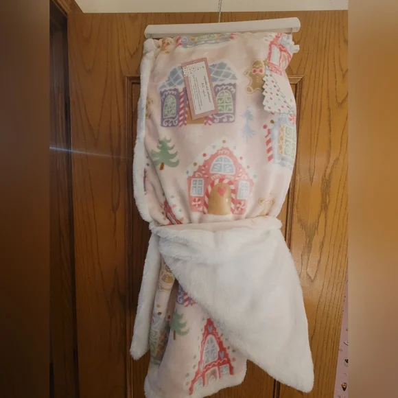 Cupcakes and Cashmere Faux Fur Decorative Throw. - Picture 2 of 3